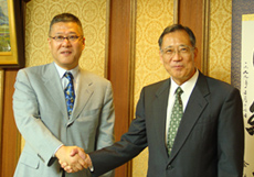 2010年授賞式 杉山学長と代表 出張