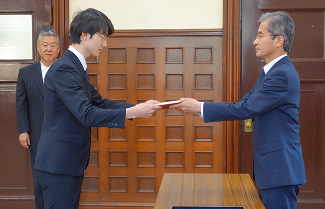 蓼沼学長から学生に奨学生証を授与